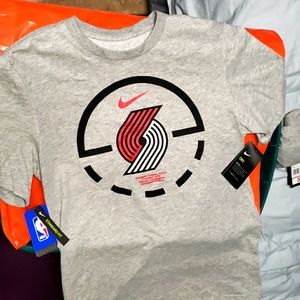 NIKE- MENS MEDIUM TRAIL BLAZERS T SHIRT